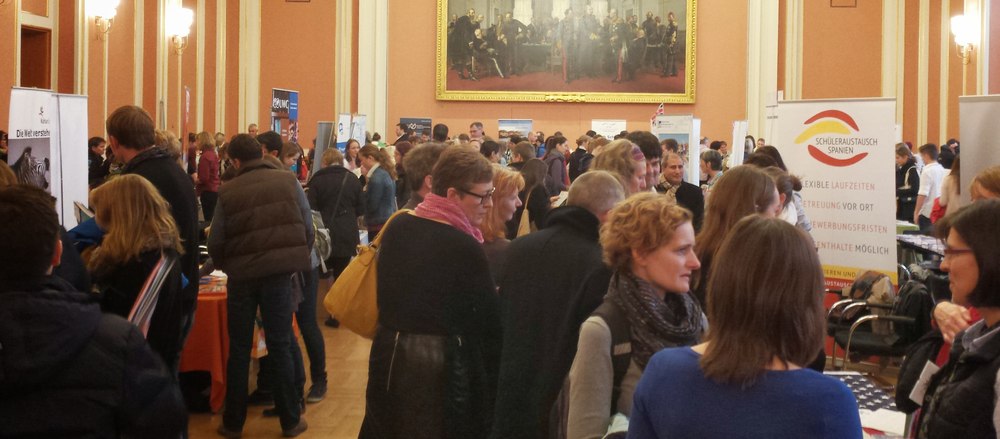SchülerAustausch-Messe: Großes Interesse im Roten Rathaus (Foto: Dt. Stiftung Völkerverständigung) SchülerAustausch-Messe: Großes Interesse im Roten Rathaus (Foto: Dt. Stiftung Völkerverständigung)