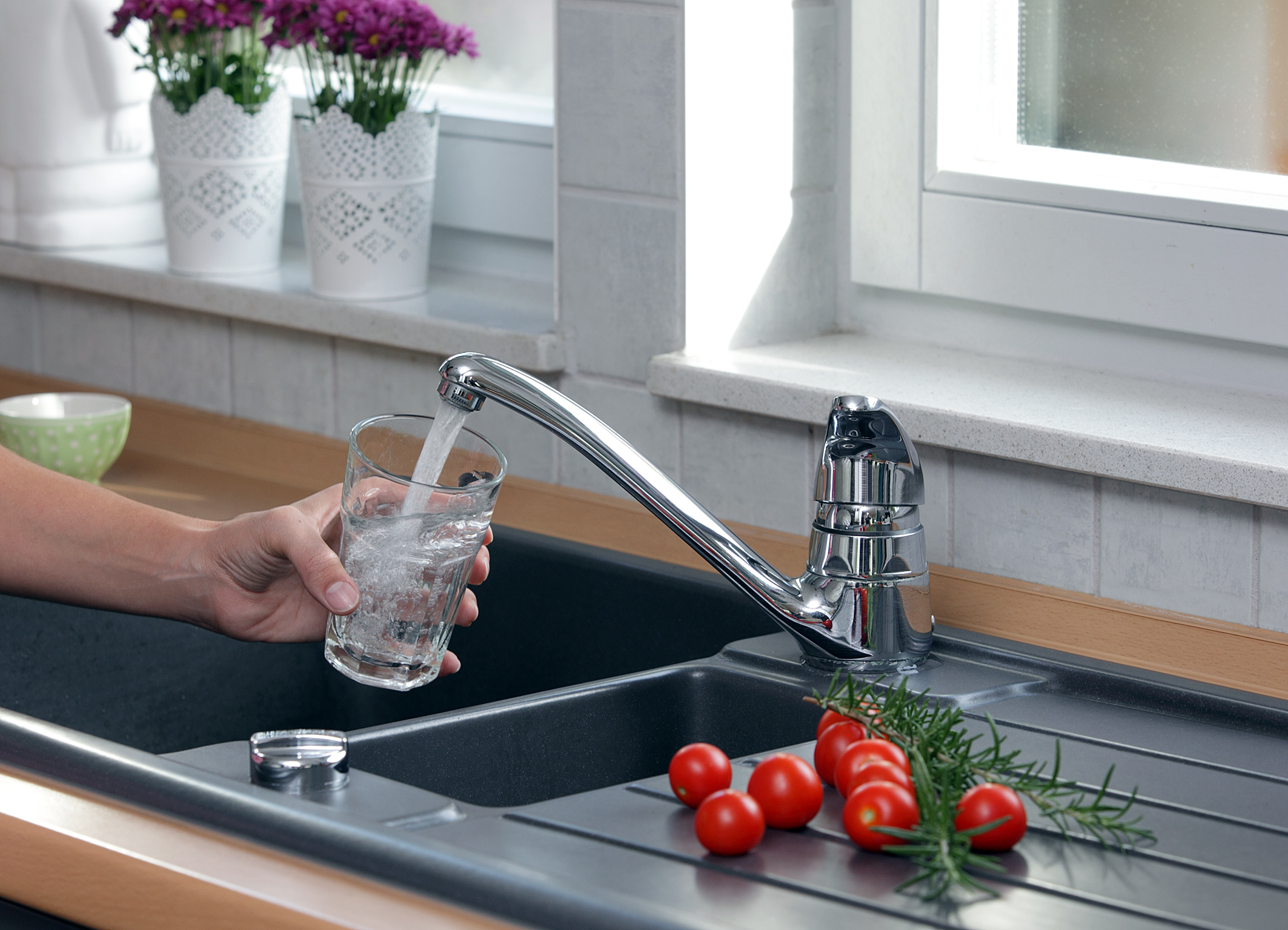 Trinkwasser aus der öffentlichen Wasserversorgung wird so regelmäßig und häufig kontrolliert wie kau Trinkwasser aus der öffentlichen Wasserversorgung wird so regelmäßig und häufig kontrolliert wie kau