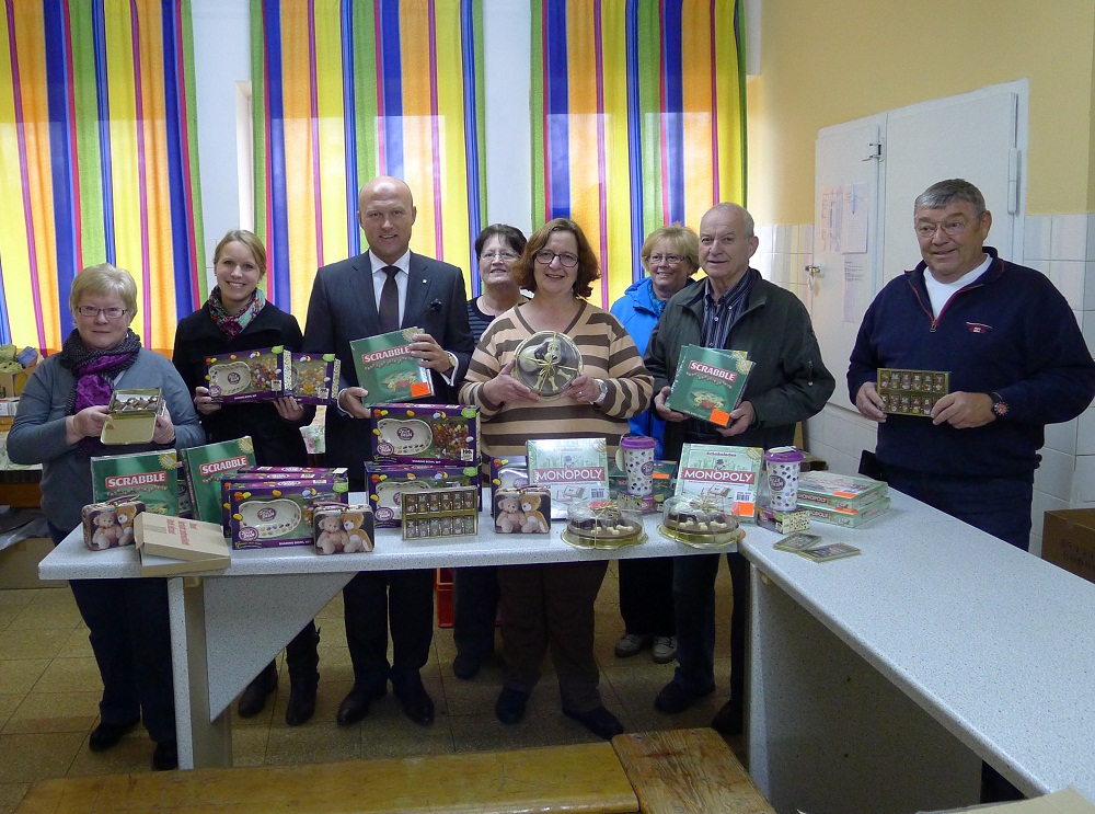 Silke Mohler (Vierte v. r.), Dr. Jörg Hoepfner (Dritter v. l.), Luisa Lorenz (Zweite v. l.) Silke Mohler (Vierte v. r.), Dr. Jörg Hoepfner (Dritter v. l.), Luisa Lorenz (Zweite v. l.)