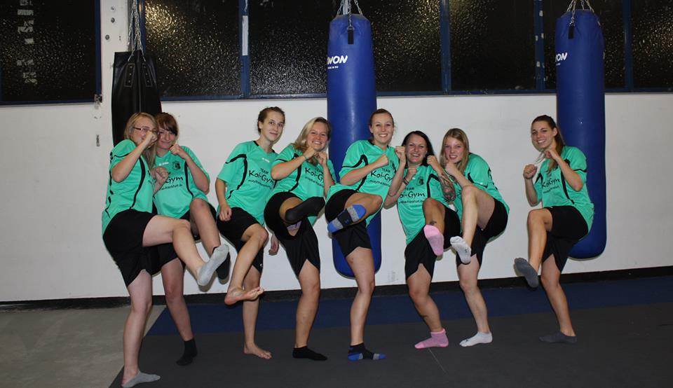 Frauenfussball-Team SG Bornheim im Training bei Koi-Gym Frankfurt Frauenfussball-Team SG Bornheim im Training bei Koi-Gym Frankfurt
