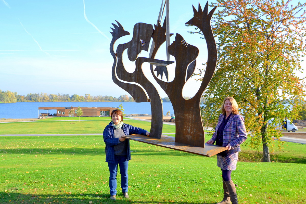 Marti Faber (l.) und Judith Dohmen-Mick positionieren eine der Skulpturen im Seepark. Marti Faber (l.) und Judith Dohmen-Mick positionieren eine der Skulpturen im Seepark.