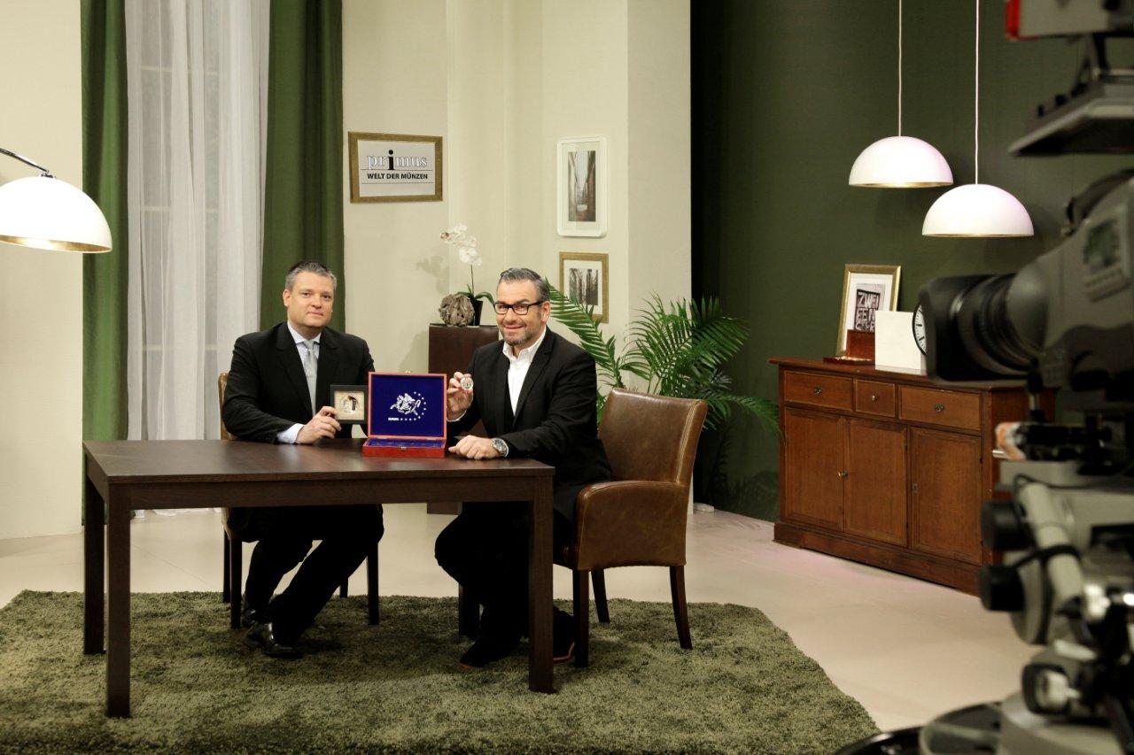 Münzen auf CHANNEL21: Moderator Ralf Kühler und Produktexperte Roman Schneider am Set von Münzen auf CHANNEL21: Moderator Ralf Kühler und Produktexperte Roman Schneider am Set von