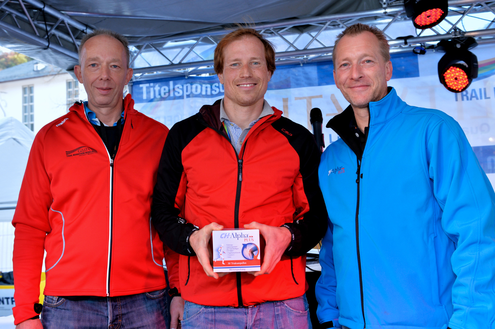 Dr. med. Sven Vetter (Mitte) und Dr. Peer Lange (Geschäftsführer QUIRIS, rechts) bei der Siegerehrun Dr. med. Sven Vetter (Mitte) und Dr. Peer Lange (Geschäftsführer QUIRIS, rechts) bei der Siegerehrun