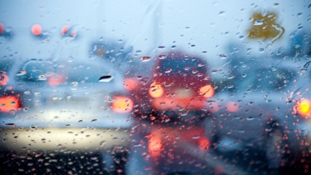 Im Dunkeln und bei Regen erhöht sich die Gefahr für Staus und Unfälle Im Dunkeln und bei Regen erhöht sich die Gefahr für Staus und Unfälle