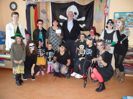 DKFW Scheckübergabe im Rahmen einer Halloween-Party im Elternhaus in Halle
