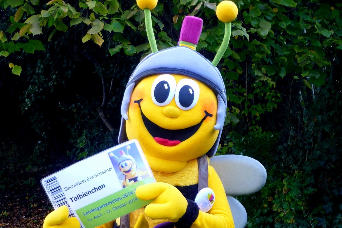 Auch das Maskottchen Tolbienchen hat natürlich eine eigene Dauerkarte.