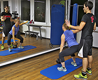 Rouven Mersni zeigt einer Teilnehmerin, worauf es beim Kettlebell-Training ankommt. Rouven Mersni zeigt einer Teilnehmerin, worauf es beim Kettlebell-Training ankommt.
