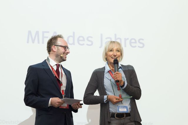 Arzthelferin des Jahres 2013 Silvia Wiesmüller mit Tim Egenberger, Geschäftsführer PKV Informationsz