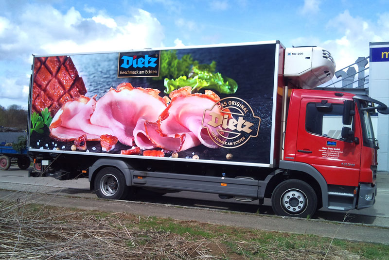 Lkw mit Fahrzeugwerbung Lkw mit Fahrzeugwerbung