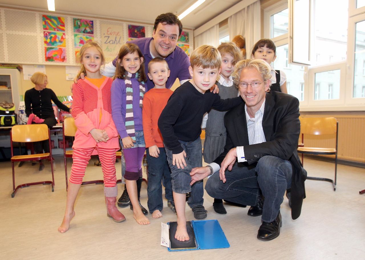 Präsident des BVOU e.V. Dr. med Andreas Gassen, Christian Bahrmann und Kinder des Aktionstages in Be Präsident des BVOU e.V. Dr. med Andreas Gassen, Christian Bahrmann und Kinder des Aktionstages in Be