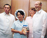 Dr. Bruce Fife und Gloria Macapagal Arroyo, Präsidentin der Philippinen