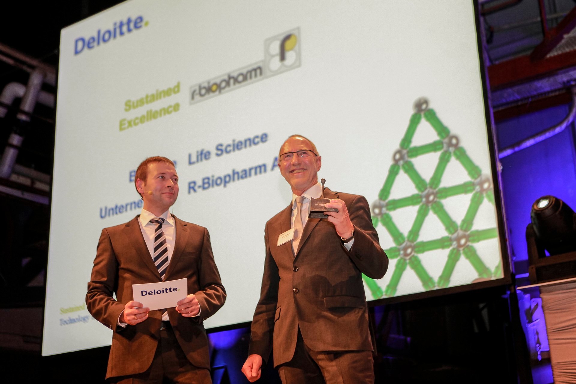 Preisübergabe (v.l.n.r.): Christian Frank, Deloitte; Ralf M. Dreher, CEO R-Biopharm AG Preisübergabe (v.l.n.r.): Christian Frank, Deloitte; Ralf M. Dreher, CEO R-Biopharm AG