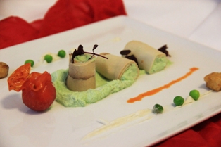 Erbsencreme im Räuchertofu-Mantel mit knusprigem Tofu und zweierlei Tomate © ARCOTEL Hotels