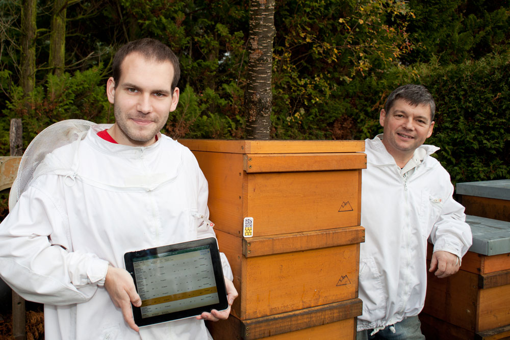 Marcel Gläser (vorn) mit seiner Entwicklung für Imker. Foto: Marcel Gläser Marcel Gläser (vorn) mit seiner Entwicklung für Imker. Foto: Marcel Gläser