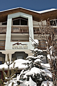 Frontalansicht des Hotels im Winter