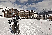 Skifahrer vor dem Hotel 
