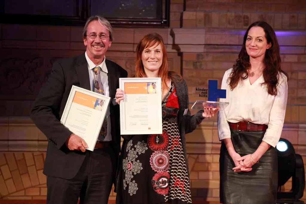 Henriette Bornkamm und Carl A. Fechner, Gewinner in der Kategorie TV, mit ihrer Laudatorin Natalia W