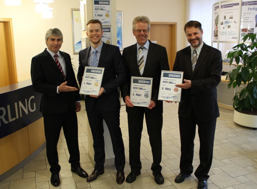 IHK Vizepräsident Waasner (l.) und Wirtschaftsförderer Rösch (r.) gratulieren der Geschäftsleitung IHK Vizepräsident Waasner (l.) und Wirtschaftsförderer Rösch (r.) gratulieren der Geschäftsleitung