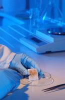 Vaterschaftstest wird im Labor ausgewertet Vaterschaftstest wird im Labor ausgewertet