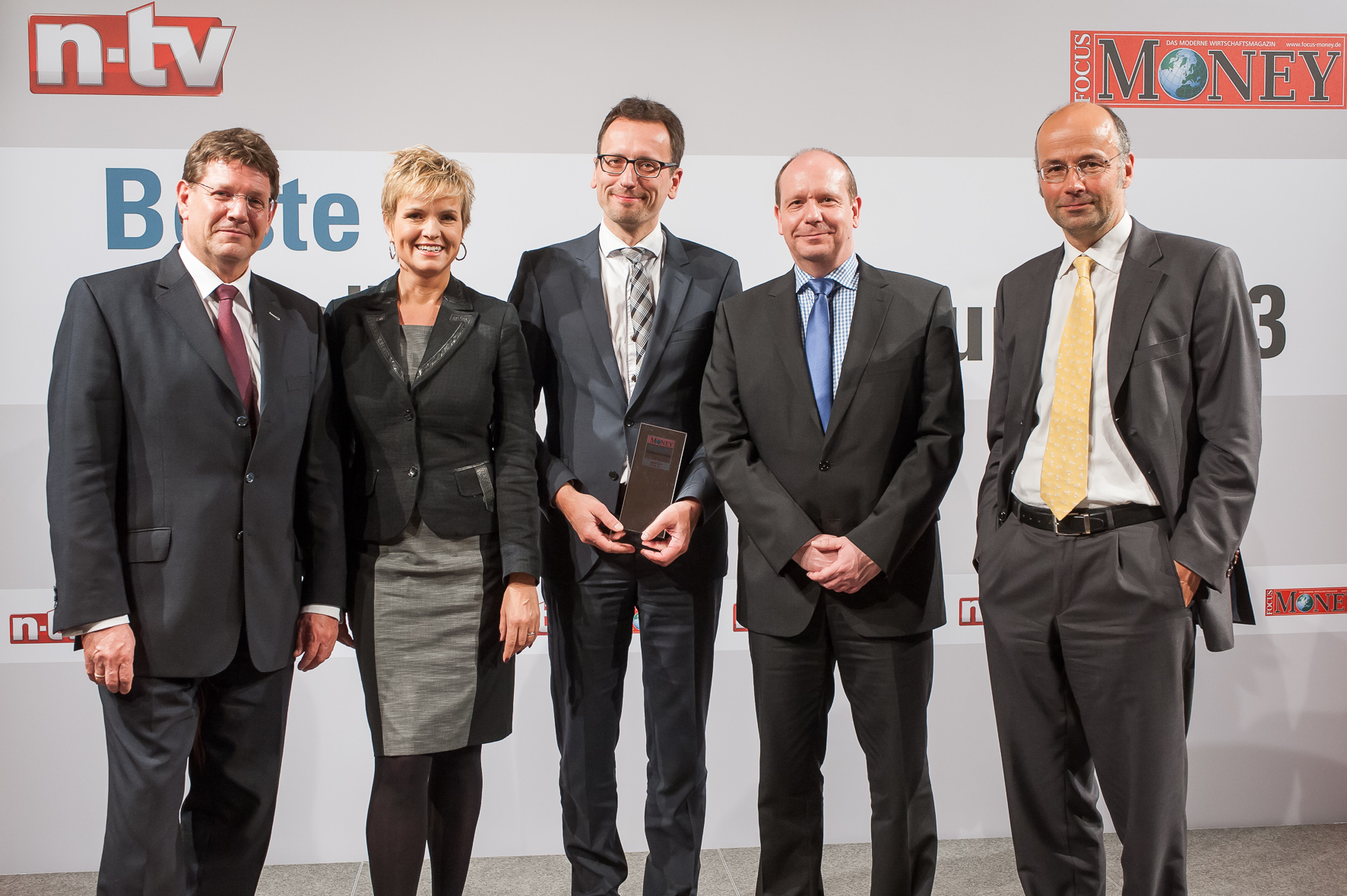 Das Team der Sutor Bank mit n-tv-Moderatorin Carola Ferstl und Dr. Andreas Beck Das Team der Sutor Bank mit n-tv-Moderatorin Carola Ferstl und Dr. Andreas Beck