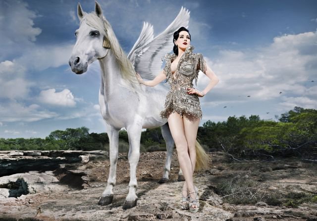 Dita von Teese als Göttin Athene © James Nader Dita von Teese als Göttin Athene © James Nader