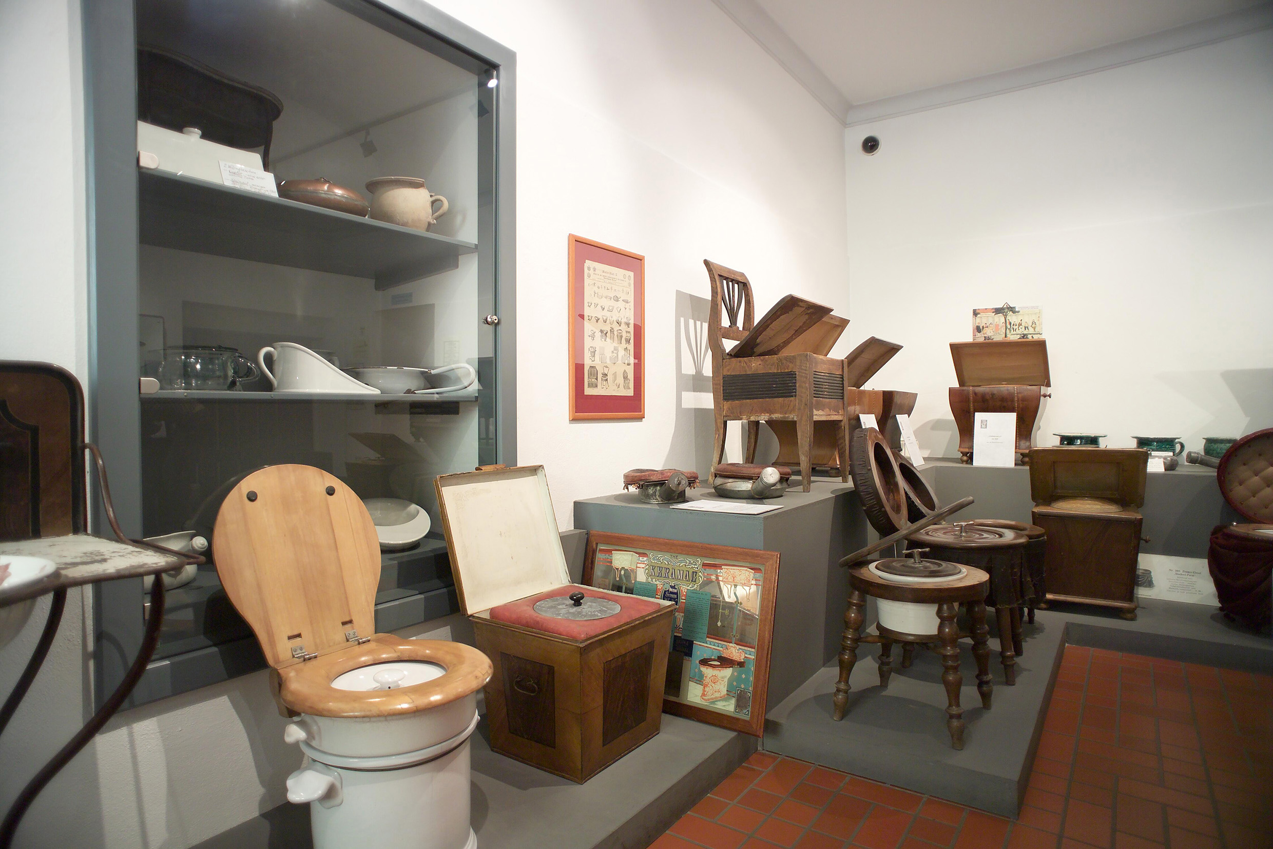 Blick in die Ausstellung des Klo&So: Das Museum für historische Sanitärobjekte. Blick in die Ausstellung des Klo&So: Das Museum für historische Sanitärobjekte.
