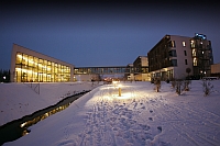Therme Laa im Schnee am Abend 2 (Therme Laa)