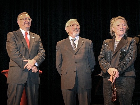 (© Foto: hl-studios, Erlangen) v.l.n.r.: Hans Wölfel, Sparkasse Fürth und Dietmar und Margit Rothe