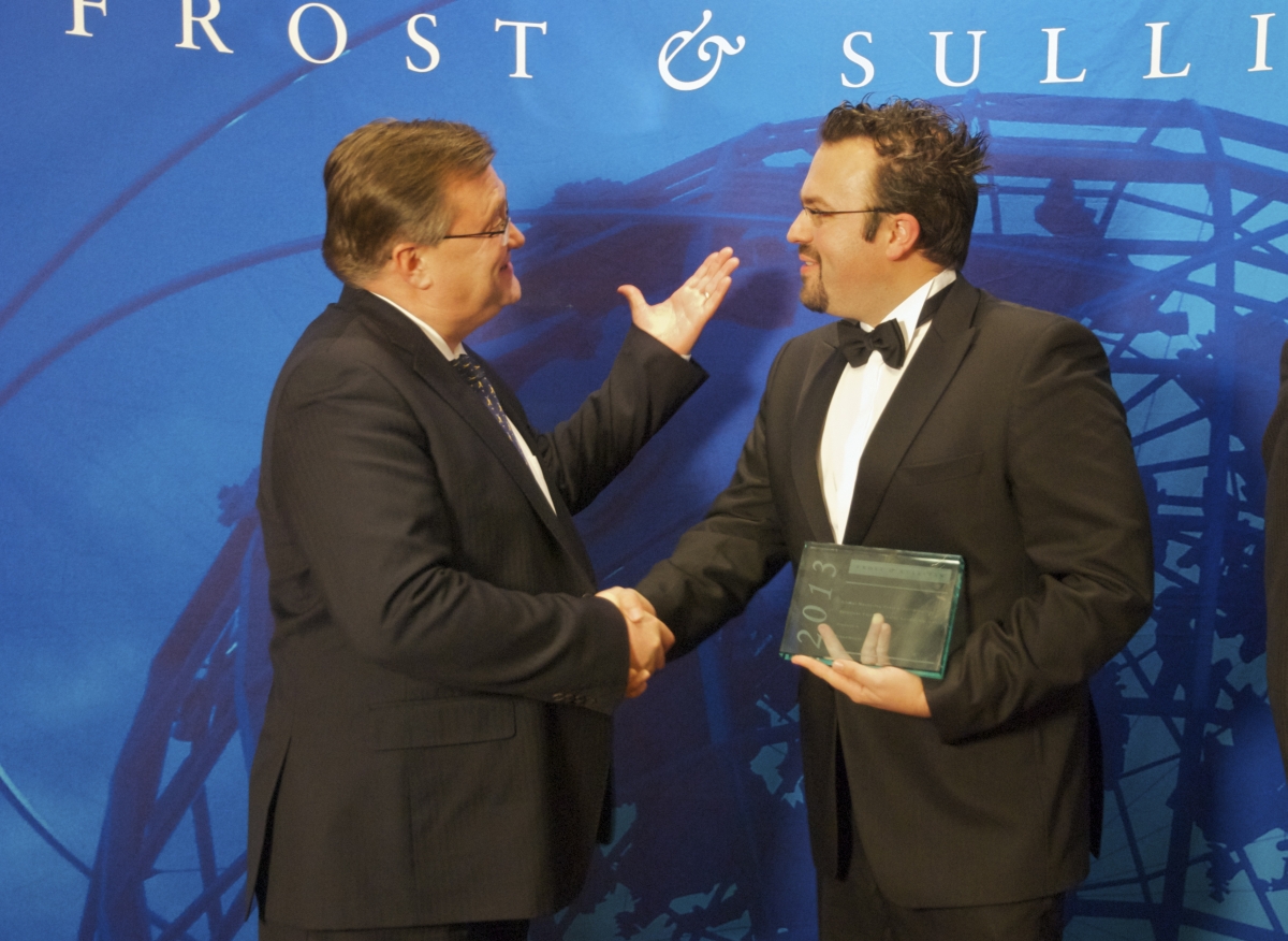 BrandMaker CEO Mirko Holzer nimmt den Customer Value Leadership Award entgegen.