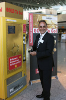 Thomas Geissler (Geschäftsführer TG-Gold-Super-Markt) am Gold-To-Go-Automat am Frankfurter Flughafen Thomas Geissler (Geschäftsführer TG-Gold-Super-Markt) am Gold-To-Go-Automat am Frankfurter Flughafen