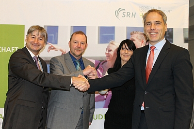 Foto (v.l.n.r.): Helinet Geschäftsführer Ralf Schütte, Helinet-Geschäftskunden-Vertriebsleiter Matth Foto (v.l.n.r.): Helinet Geschäftsführer Ralf Schütte, Helinet-Geschäftskunden-Vertriebsleiter Matth