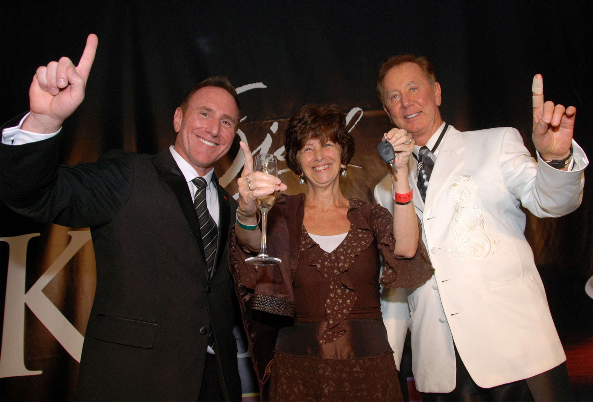 (v.l.n.r:) Aaron Rennert, Vice-President; Anna Erdely, Hauptgewinnerin; Tom Mower Sr., President