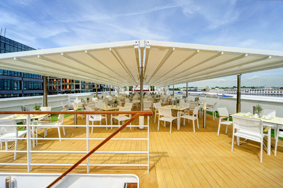 Flusskreuzfahrtschiff mit Terrassenfaltdach. Foto: Leiner