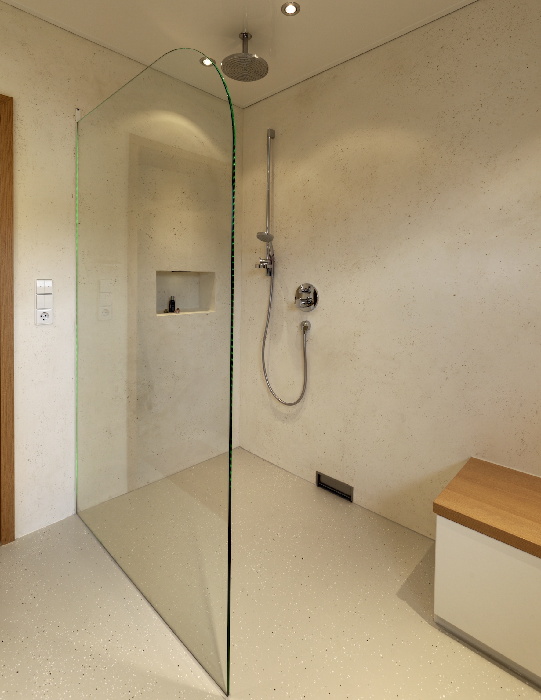 Schick: Die bodengleiche Dusche in einer barrierefreien Wohnung Schick: Die bodengleiche Dusche in einer barrierefreien Wohnung
