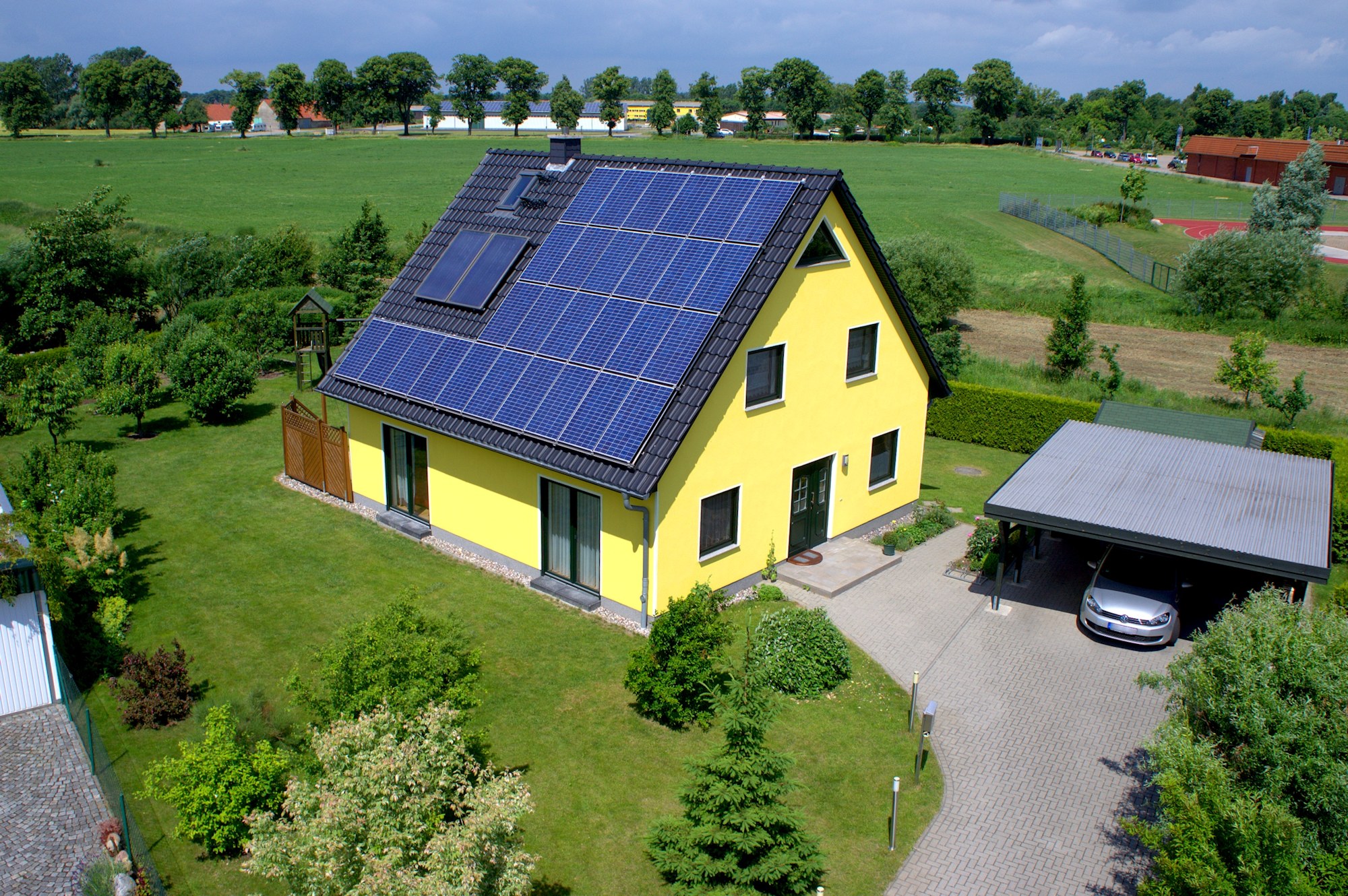 Einfamilienhaus mit der Drohne fotografiert Einfamilienhaus mit der Drohne fotografiert