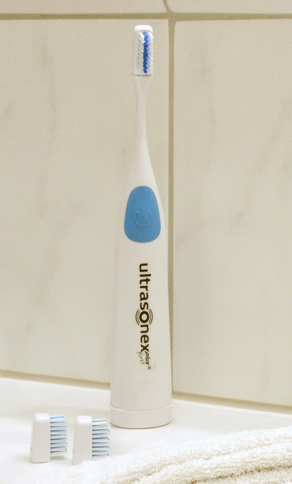 ultrasonex plus first mit zwei Ersatzbürsten. ultrasonex plus first mit zwei Ersatzbürsten.