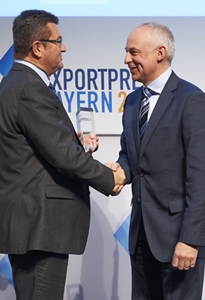Wirtschaftsstaatssekretär Franz Josef Pschierer (links) überreicht den Preis an Pascal Mangold Wirtschaftsstaatssekretär Franz Josef Pschierer (links) überreicht den Preis an Pascal Mangold