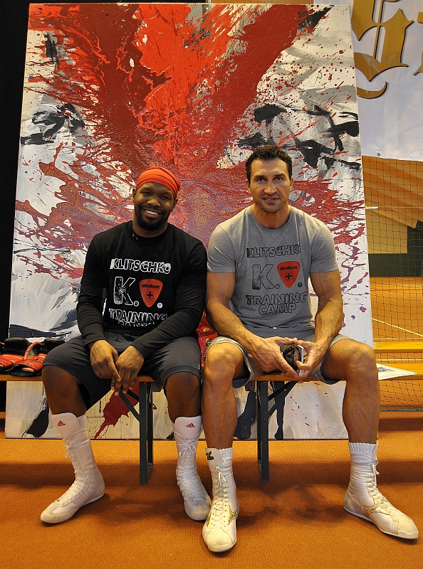 Boxweltmeister Wladimir Klitschko und Trainer Jonathan Banks im Mai 2013 vor der Feuerstele 