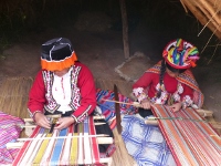 Quechua-Frauen beim Weben, Peru Quechua-Frauen beim Weben, Peru