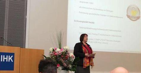 Corinna Göring beim Vortrag IHK-Schwaben Corinna Göring beim Vortrag IHK-Schwaben