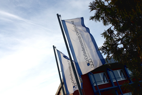 Fahnen des Gründerzentrum Ostfriesland (Bild: GZO) Fahnen des Gründerzentrum Ostfriesland (Bild: GZO)