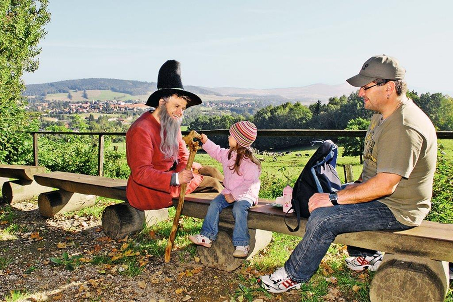 Sagenhafte Touren begeistern Großund Klein. Foto: djd/MG Oberlausitz-Niederschlesien/Uwe Schwarz