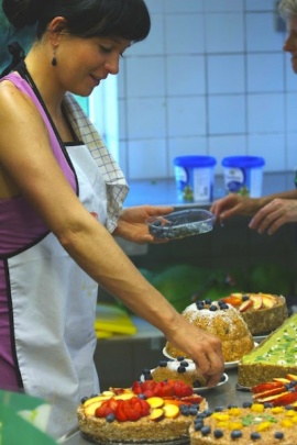 lifefood Gründerin Tereza Havrlandova bei der Zubereitung von Rohkost-Torten