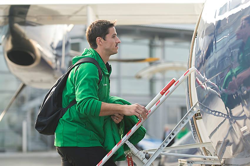 FC St.Gallen beim Boarding einer InterSky ATR72-600 in Friedrichshafen.