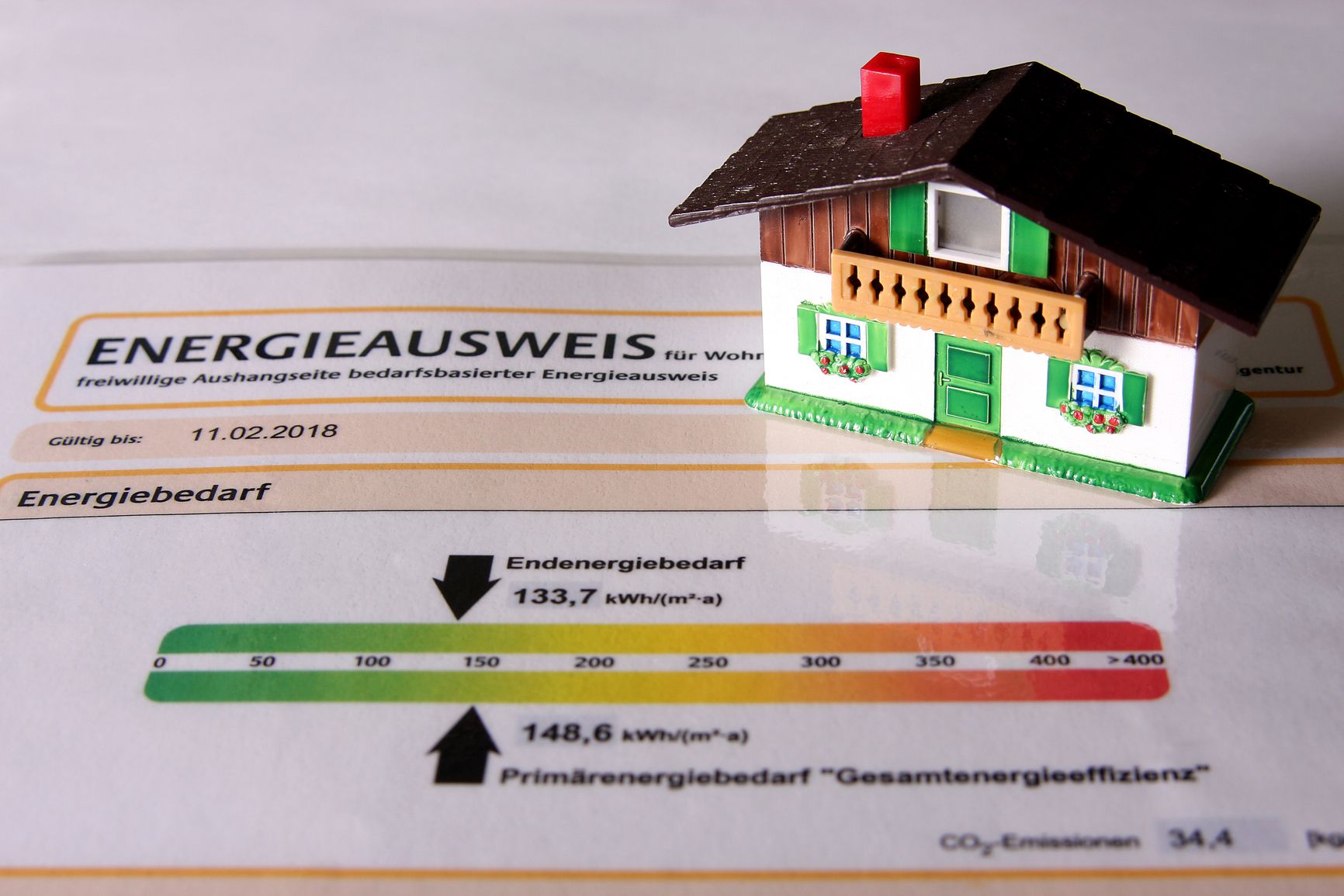 Durch die EnEV-Novelle wird der Energieausweis unerlässlich. Durch die EnEV-Novelle wird der Energieausweis unerlässlich.