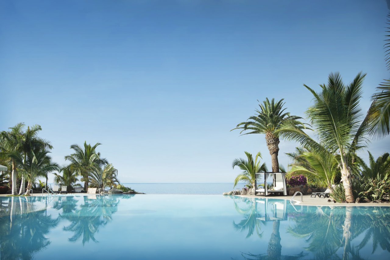 Entspannung am Pool mit Blick auf den Ozean