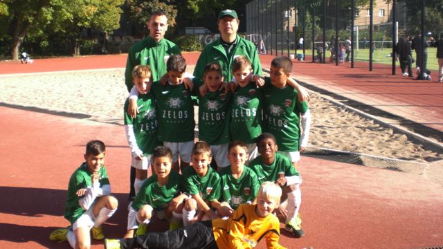 Die E2-Jugend der Füchse Berlin Reinickendorf mit ihren neuen Trikots, gesponsert von der Zelos GmbH