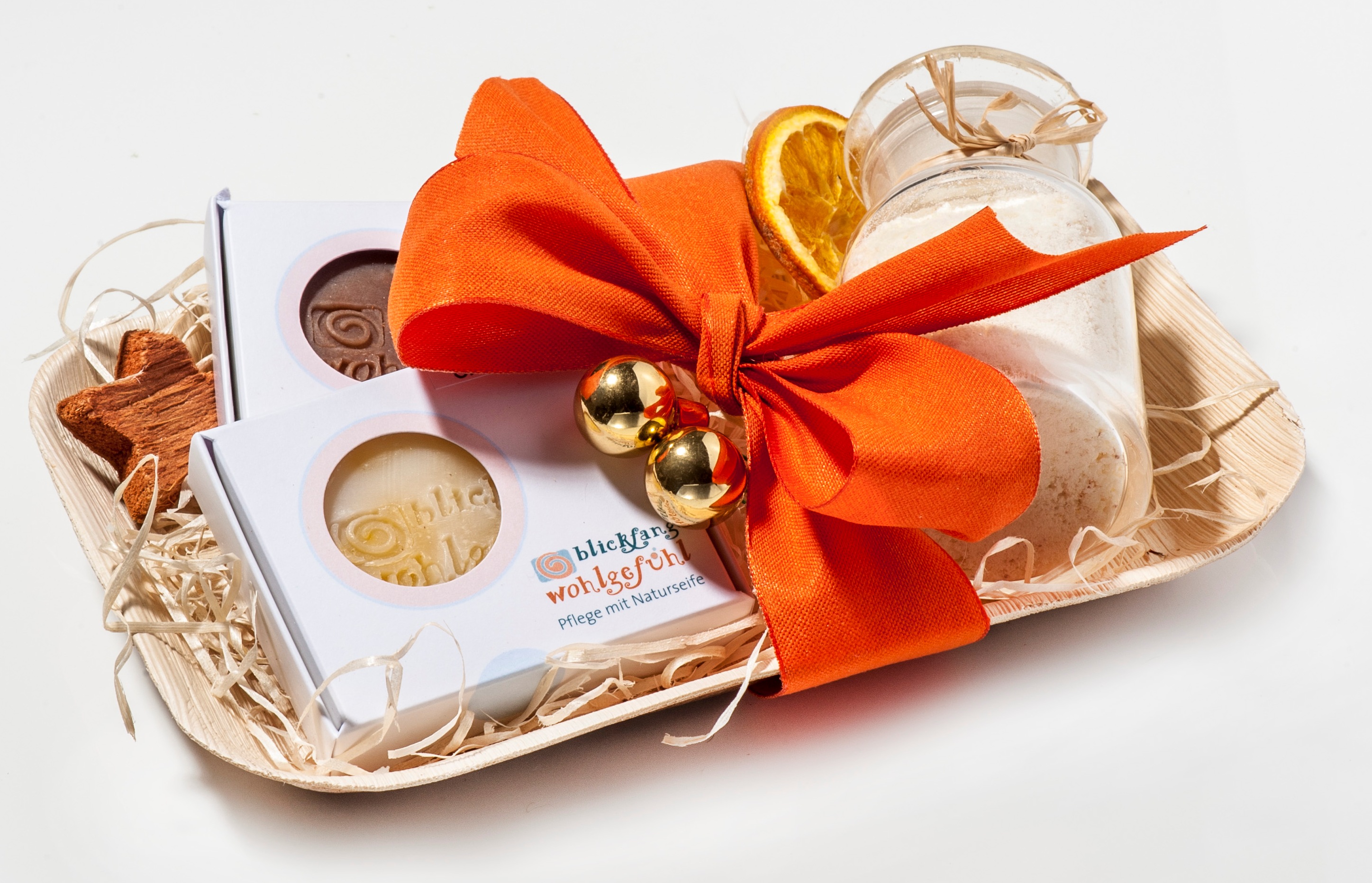 Handgemachte Naturseifen als weihnachtliches Geschenk verpackt