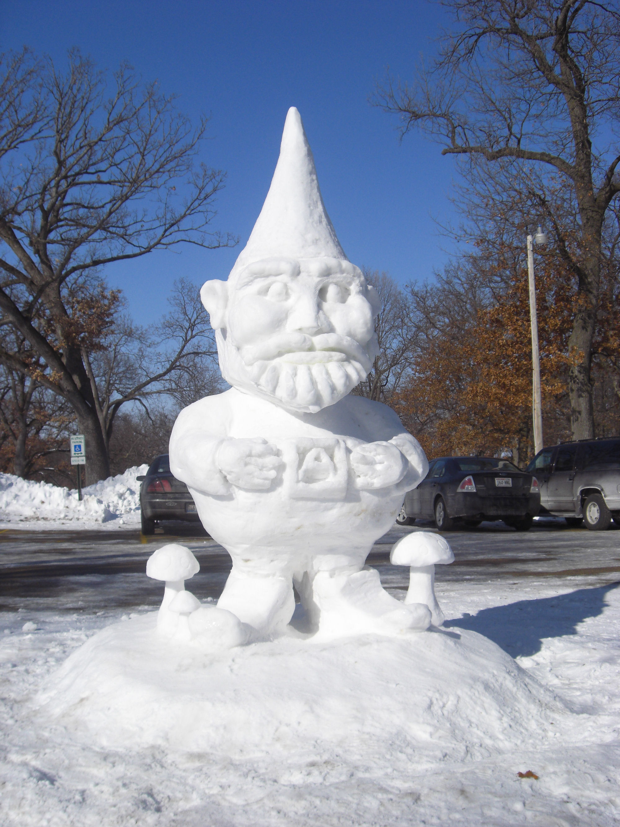 Ein riesiger Schneegnom bei der Illinois Snow Sculpting Competition in Rockford