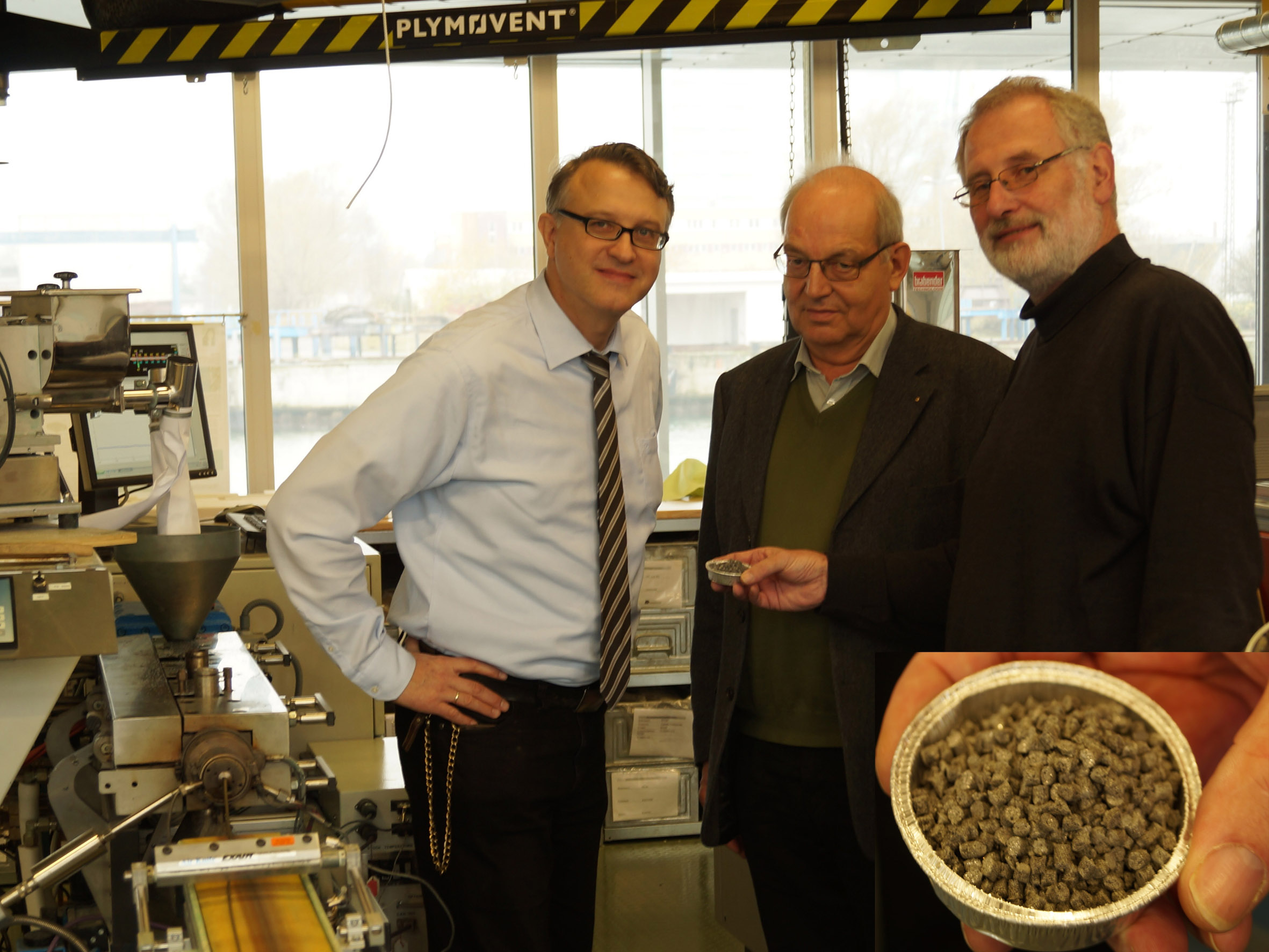 Herr Früchtenicht (PAV), Herr Zippmann (Buss) sowie Prof. Hansmann (IPT) begutachten eine Compoundpr Herr Früchtenicht (PAV), Herr Zippmann (Buss) sowie Prof. Hansmann (IPT) begutachten eine Compoundpr